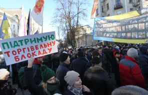Участник митинга держит плакат