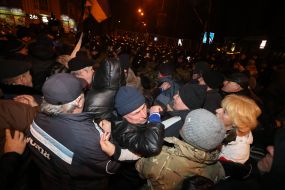 Сутички між протестувальниками та правоохоронцями