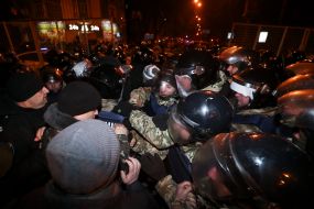 Сутички між протестувальниками та правоохоронцями
