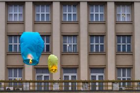 Желтые и синие небесные фонарики