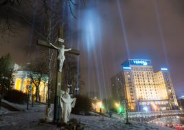 Лучи достоинства в честь погибших Героев Небесной сотни