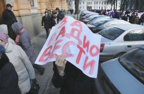 People during the action in support of the radio "Vesti"