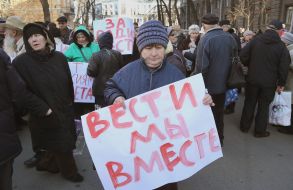People during the action in support of the radio "Vesti"