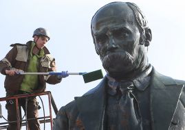 Працівник миє пам'ятник Тарасу Шевченку 