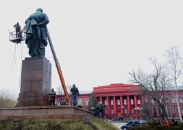 Працівник миє пам'ятник Тарасу Шевченку 