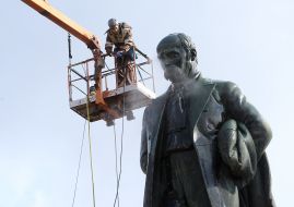 Працівник миє пам'ятник Тарасу Шевченку 