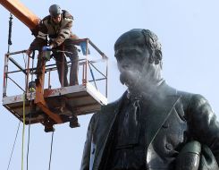 Працівник миє пам'ятник Тарасу Шевченку 