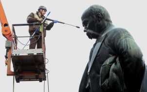 Працівник миє пам'ятник Тарасу Шевченку 