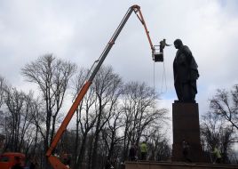 Працівник миє пам'ятник Тарасу Шевченку 