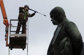 Працівник миє пам'ятник Тарасу Шевченку 