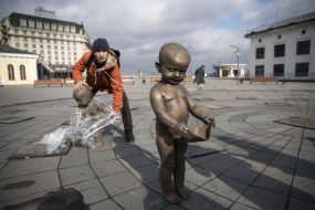 Скульптура дитина 