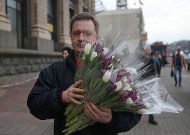 Чоловік з букетами тюльпанів 