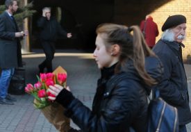 Дівчина з букетом квітів