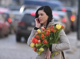 Дівчина з букетом квітів