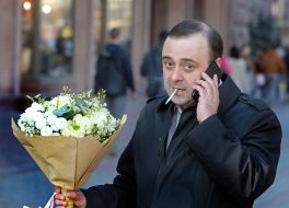 Чоловік з букетом квіттів