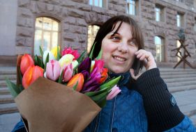 Дівчина з букетом квітів