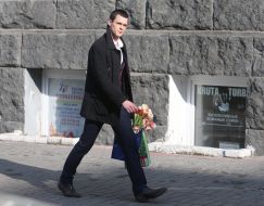 Чоловік з букетом квіттів