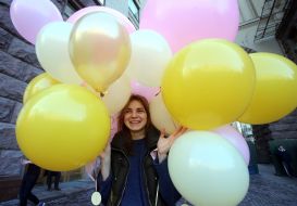 Дівчина з повітряними кульками