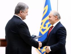 John Malkovich and Peter Poroshenko