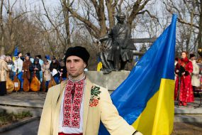 Laying flowers at the monument to Taras Shevchenko