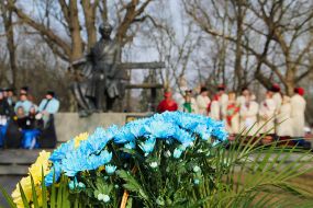 Laying flowers at the monument to Taras Shevchenko