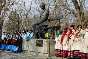 Laying flowers at the monument to Taras Shevchenko