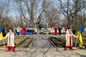 Laying flowers at the monument to Taras Shevchenko
