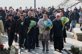 Laying flowers at the monument to Taras Shevchenko