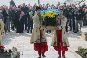Laying flowers at the monument to Taras Shevchenko