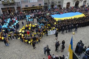 Масове виконання гімну України у Львові