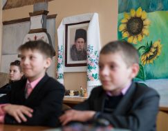 Школьники возле портрета Тараса Шевченко