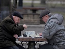 Мужчины играют в шахматы