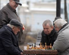 Мужчины играют в шахматы 