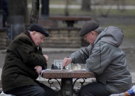 Мужчины играют в шахматы 