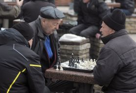 Мужчины играют в шахматы 