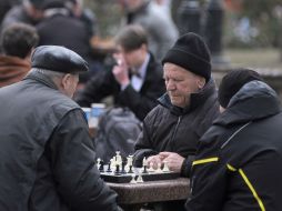 Мужчины играют в шахматы 