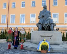 Laying flowers at the monument to Mykhailo Hrushevsky
