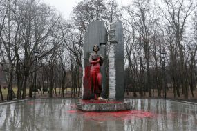 Пам'ятник Олені Телізі облитий фарбою