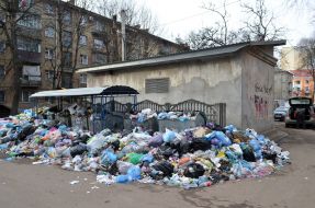 Garbage near the apartment building