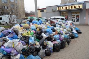 Garbage near the apartment building