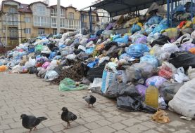 Garbage near the apartment building