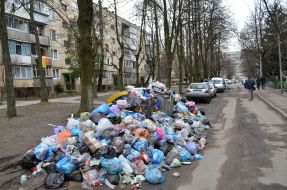 Garbage near the apartment building