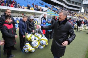 Miron Markevich gives young athletes balls