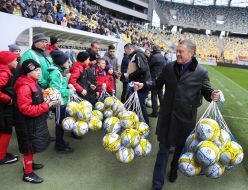 Miron Markevich gives young athletes balls