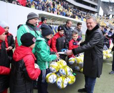 Miron Markevich gives young athletes balls