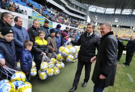 Vadim Kostyuchenko and Miron Markevich give young sportsmen balls