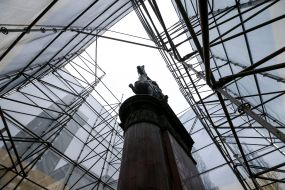 Поврежденный памятник Щорсу