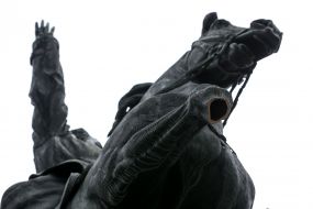 Поврежденный памятник Щорсу