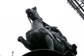 Поврежденный памятник Щорсу