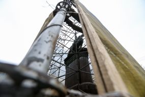 Поврежденный памятник Щорсу